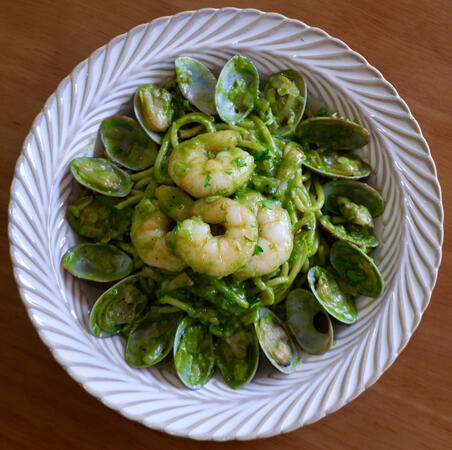 pesto w prawns & clams